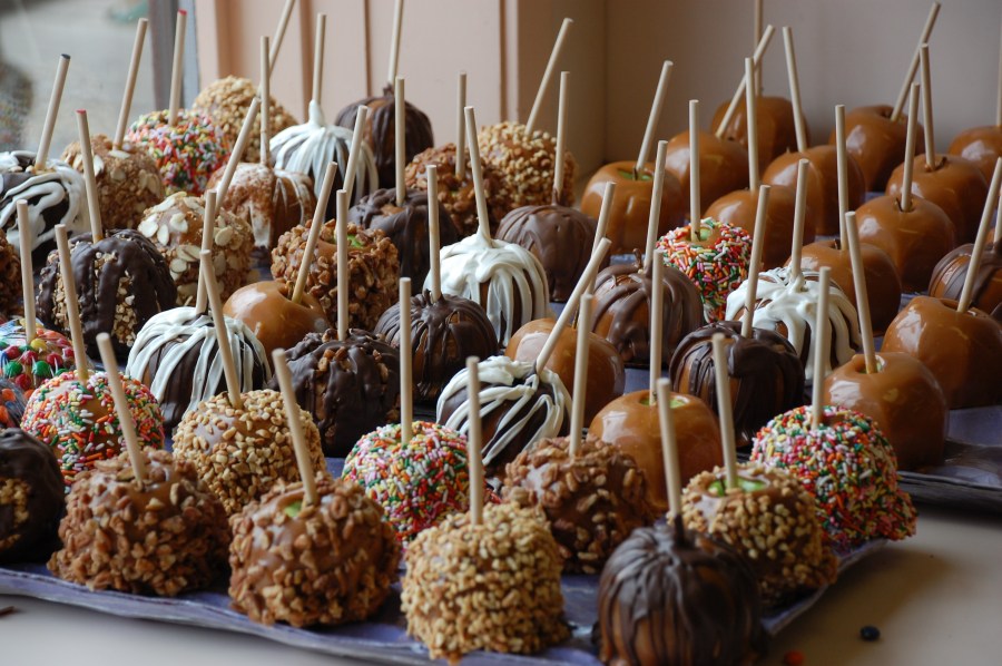 Decorated_caramel_apples_(7714809020)